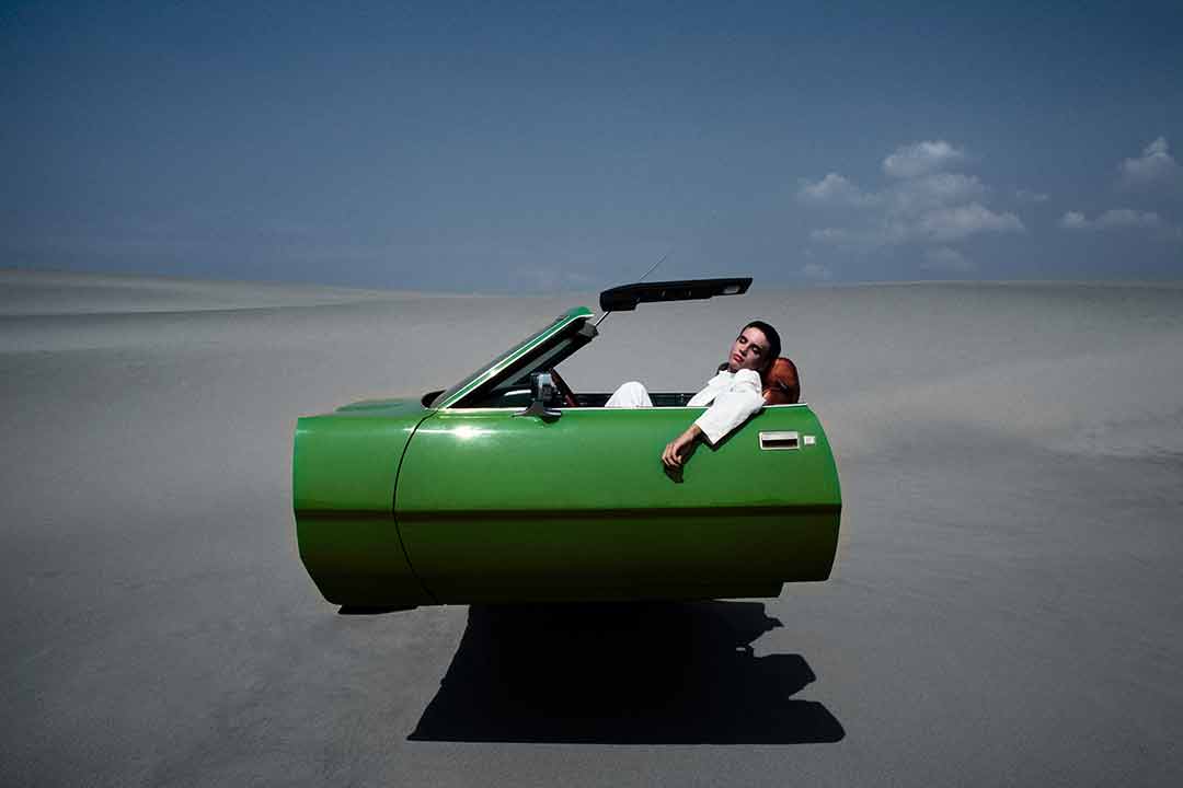 「砂漠に緑の自動車 (松下電器雑誌広告)」